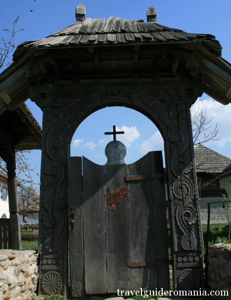 Travel Guide Romania-traditional gate