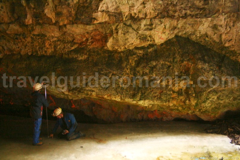 Measuring the melting of Scarisoara cave glacier