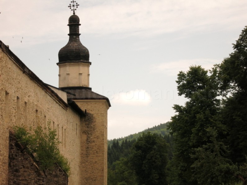 secu monastery ziduri Natural Park Vanatori Neamt